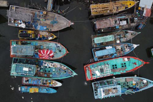 epa13269798 An aerial view of fishermen returning from sea at the traditional fishing port in Banda Aceh, Indonesia, 29 September 2026. The Meteorology, Climatology, and Geophysics Agency (BMKG) issued an early warning for high waves up to four meter meters—expected to occur in several Indonesian regions.  EPA/HOTLI SIMANJUNTAK