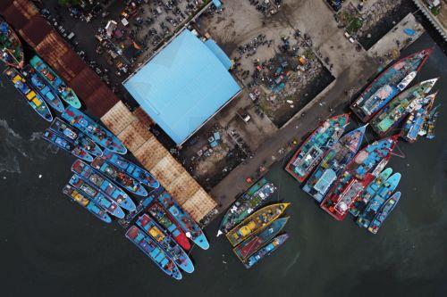 epa13269799 An aerial view of fishermen returning from sea at the traditional fishing port in Banda Aceh, Indonesia, 29 September 2026. The Meteorology, Climatology, and Geophysics Agency (BMKG) issued an early warning for high waves up to four meter meters—expected to occur in several Indonesian regions.  EPA/HOTLI SIMANJUNTAK