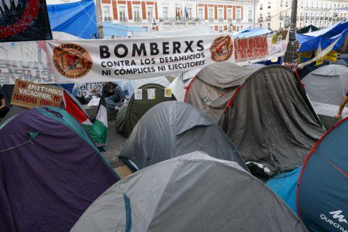 epa13274039 Tents set up for a housing protest encampment at Puerta del Sol in Madrid, Spain, 01 October 2026. The encampment began late 26 September evening, following a demonstration in central Madrid protesting the eviction of Maricarmen - an elderly woman forced to leave her rental home after 70 years - and demanding effective measures to curb the...