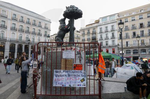 epa13274040 Tents set up for a housing protest encampment at Puerta del Sol in Madrid, Spain, 01 October 2026. The encampment began late 26 September evening, following a demonstration in central Madrid protesting the eviction of Maricarmen - an elderly woman forced to leave her rental home after 70 years - and demanding effective measures to curb the...
