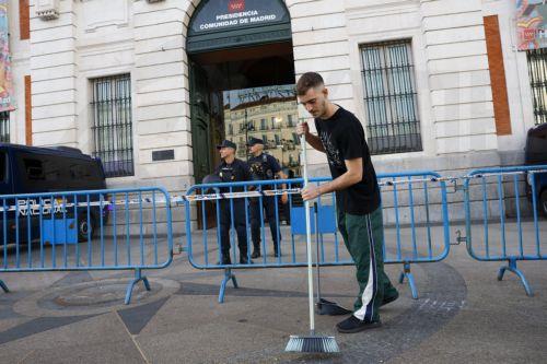 epa13274044 A man cleans the entrance of the Madrid's regional government headquarters next to a housing protest encampment at Puerta del Sol in Madrid, Spain, 01 October 2026. The encampment began late 26 September evening, following a demonstration in central Madrid protesting the eviction of Maricarmen - an elderly woman forced to leave her rental home...