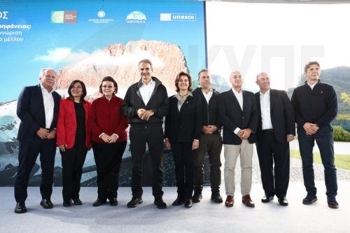 Ο πρωθυπουργός Κυριάκος Μητσοτάκης (4ος Α) φωτογραφίζεται στην εκδήλωση για την ένταξη του Ολύμπου στην παγκόσμια κληρονομιά της UNESCO στην έδρα της Μονάδας Διαχείρισης Εθνικού Πάρκου Ολύμπου, στο Λιτόχωρο, Παρασκευή 2 Οκτωβρίου 2026. Ο πρωθυπουργός Κυριάκος Μητσοτάκης επισκέπτεται σήμερα την Πιερία. ΑΠΕ-ΜΠΕ/ΑΠΕ-ΜΠΕ/ΑΧΙΛΛΕΑΣ ΧΗΡΑΣ