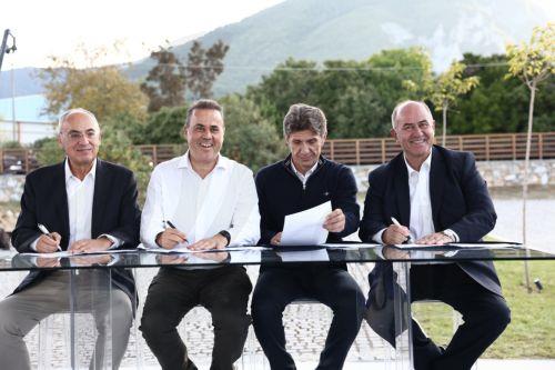 Ο υπουργός Περιβάλλοντος και Ενέργειας Σταύρος Παπασταύρου (2ος Α) υπογράφει την ένταξη του Ολύμπου στην παγκόσμια κληρονομιά της UNESCO, στην έδρα της Μονάδας Διαχείρισης Εθνικού Πάρκου Ολύμπου, στο Λιτόχωρο, Παρασκευή 2 Οκτωβρίου 2026. Ο πρωθυπουργός Κυριάκος Μητσοτάκης επισκέπτεται σήμερα την Πιερία. ΑΠΕ-ΜΠΕ/ΑΠΕ-ΜΠΕ/ΑΧΙΛΛΕΑΣ ΧΗΡΑΣ