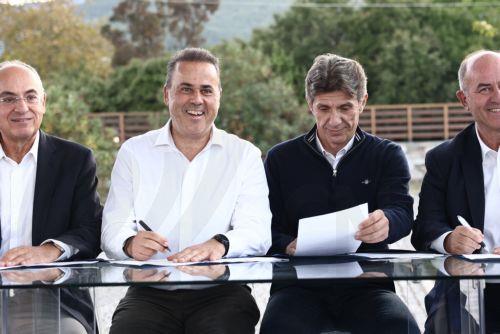 Ο υπουργός Περιβάλλοντος και Ενέργειας Σταύρος Παπασταύρου (2ος Α) υπογράφει την ένταξη του Ολύμπου στην παγκόσμια κληρονομιά της UNESCO, στην έδρα της Μονάδας Διαχείρισης Εθνικού Πάρκου Ολύμπου, στο Λιτόχωρο, Παρασκευή 2 Οκτωβρίου 2026. Ο πρωθυπουργός Κυριάκος Μητσοτάκης επισκέπτεται σήμερα την Πιερία. ΑΠΕ-ΜΠΕ/ΑΠΕ-ΜΠΕ/ΑΧΙΛΛΕΑΣ ΧΗΡΑΣ