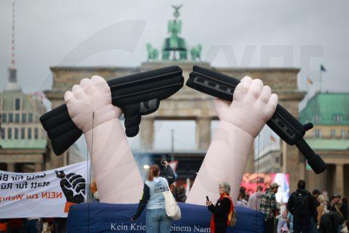 epa13277457 An inflatable installation shows hands breaking a rifle during a protest against compulsory military service at the Brandenburg Gate in Berlin, Germany, 02 October 2026.  EPA/CLEMENS BILAN