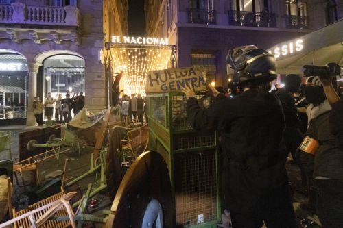 epa13283829 Makeshift barricades are seen during a protest for the right to housing in Barcelona, Spain, 05 October 2026. Protesters took to the streets in Barcelona to demand measures to address the housing crisis and rising housing costs.  EPA/MARTA PEREZ