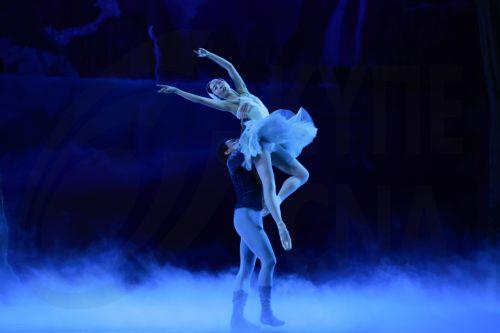epa13283911 Dancers from the National Dance Company (CND) participate in the rehearsal of the ballet 'Swan Lake', at the National Auditorium in Mexico City, Mexico, 05 October 2026.  EPA/Mario Guzman