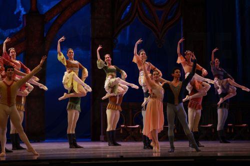epa13283914 Dancers from the National Dance Company (CND) participate in the rehearsal of the ballet 'Swan Lake', at the National Auditorium in Mexico City, Mexico, 05 October 2026.  EPA/Mario Guzman