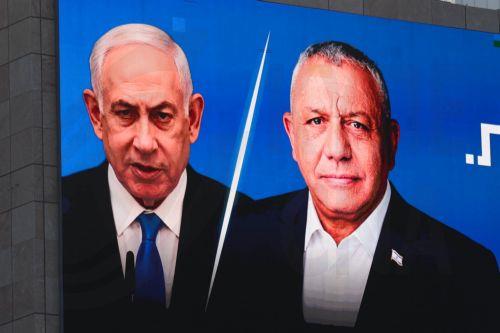 epa13283969 A large election billboard shows Israeli Prime Minister Benjamin Netanyahu (C-L) and leader of the Yashar party, Gadi Eisenkot (C-R), in Tel Aviv, Israel, 06 October 2026. Israel will hold elections on 27 October.  EPA/ABIR SULTAN EPA