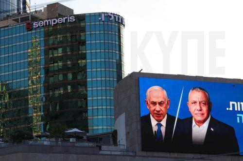 epa13283970 A large election billboard shows Israeli Prime Minister Benjamin Netanyahu (C-L) and leader of the Yashar party, Gadi Eisenkot (CR), in Tel Aviv, Israel, 06 October 2026. Israel will hold elections on 27 October.  EPA/ABIR SULTAN EPA