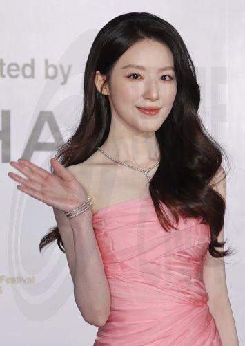 epa13286096 Shuhua, a member of South Korean girl group i-dle, walks down on the red carpet to enter the opening ceremony of the 31st Busan International Film Festival (BIFF) at the outdoor theater of the Busan Cinema Center in Busan, South Korea, 06 October 2026 (issued 07 October 2026). The festival began its 10-day run after the International Federation...