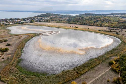 epa13289192 This picture, taken by a drone, shows the nearly dried out 30-hectare inner lake of the Tihany Peninsula on the northern shore of Balaton near Tihany, Hungary, 08 October 2026.  EPA/Tamas Vasvari HUNGARY OUT