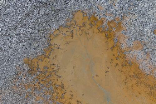 epa13289193 This picture, taken by a drone, shows the muddy bed of the nearly dried out 30-hectare inner lake of the Tihany Peninsula on the northern shore of Balaton near Tihany, Hungary, 08 October 2026.  EPA/Tamas Vasvari HUNGARY OUT