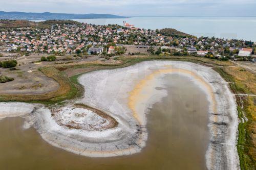 epa13289196 This picture, taken by a drone, shows a section of the nearly dried out 30-hectare inner lake of the Tihany Peninsula on the northern shore of Balaton near Tihany, Hungary, 08 October 2026.  EPA/Tamas Vasvari HUNGARY OUT
