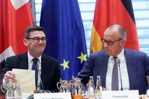 epa13289285 German Chancellor Friedrich Merz (R) and British Prime Minister Andy Burnham (L) attend German - British Economic Forum at the Chancellery in Berlin, Germany, 08 October 2026.  EPA/FILIP SINGER