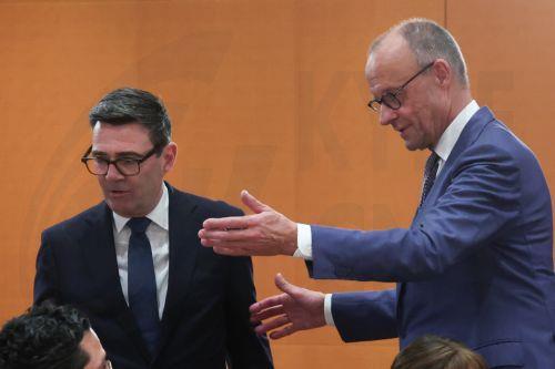 epa13289284 German Chancellor Friedrich Merz (R) and British Prime Minister Andy Burnham (L) attend German - British Economic Forum at the Chancellery in Berlin, Germany, 08 October 2026.  EPA/FILIP SINGER