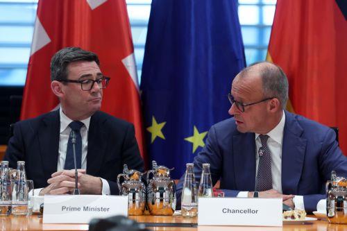 epa13289286 German Chancellor Friedrich Merz (R) and British Prime Minister Andy Burnham (L) attend German - British Economic Forum at the Chancellery in Berlin, Germany, 08 October 2026.  EPA/FILIP SINGER