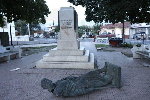 epa13292921 A broken statue of Simon Bolivar lies on the ground after it was damaged by a 7.7-magnitude earthquake in Penonome, Panama, 09 October 2026. The earthquake struck near Panama's southern coast at a depth of 12.6 kilometers, according to the US Geological Survey (USGS).  EPA/BIENVENIDO VELASCO