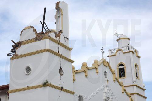 epaselect epa13292908 Cracks appear on the San Juan Bautista Cathedral after it was damaged by a 7.7-magnitude earthquake in Penonome, Panama, 09 October 2026. The earthquake struck near Panama's southern coast at a depth of 10 kilometers, according to the US Geological Survey (USGS).  EPA/BIENVENIDO VELASCO