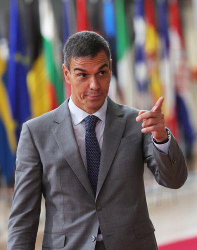 epa13305920 Spanish Prime Minister Pedro Sanchez arrives for a European Council summit in Brussels, Belgium, 15 October 2026. European Union (EU) heads of state and government are meeting for a two-day summit on 15 and 16 October 2026 focusing on European competitiveness and energy prices, the EU's long-term budget for 2028-2034, continued support for...