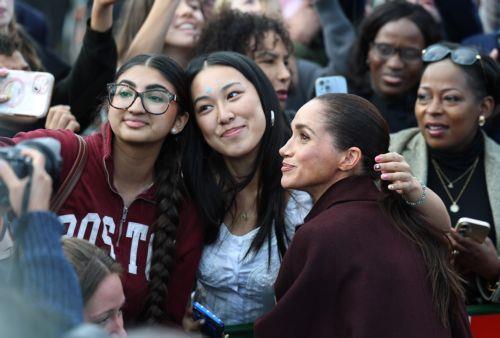 epa13306173 Meghan the Duchess of Sussex is greeted by well-wishers as she departs the Community Recording Studio in Nottingham, Britain, 15 October 2026. The couple are visiting a number of charities and businesses in the East Midlands city.  EPA/NEIL HALL