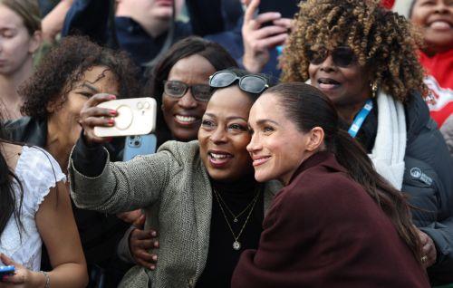 epa13306177 Meghan the Duchess of Sussex poses for a photograph as she departs the Community Recording Studio in Nottingham, Britain, 15 October 2026. The couple are visiting a number of charities and businesses in the East Midlands city.  EPA/NEIL HALL