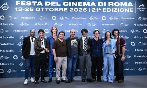 epa13306244 Italian director Nicola Prosatore (3-R) poses with the cast during a photocall for the film 'Je So' Pazzo' at the 21st annual Rome Film Festival in Rome, Italy, 15 October 2026. The Festa del Cinema di Roma runs from 13 to 25 October 2026.  EPA/ETTORE FERRARI