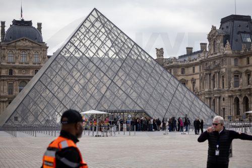 epa13315296 Visitors wait outside as protesters block the entrance to the Louvre Museum to express their 'support' for the high school students' movement in Paris, France, 19 October 2026, two days after demonstrations and riots took place alongside nationwide cost-of-living protests.  EPA/CHRISTOPHE PETIT TESSON
