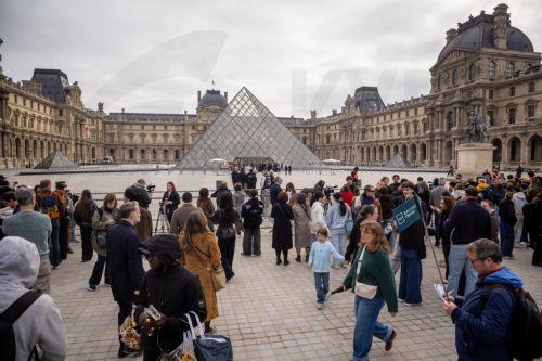 epa13315300 Visitors wait outside as protesters block the entrance to the Louvre Museum to express their 'support' for the high school students' movement in Paris, France, 19 October 2026, two days after demonstrations and riots took place alongside nationwide cost-of-living protests.  EPA/CHRISTOPHE PETIT TESSON