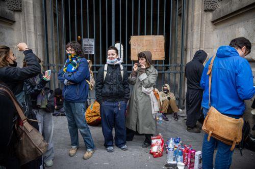 epa13315301 Protesters block an entrance to the Louvre Museum to express their 'support' for the high school students' movement in Paris, France, 19 October 2026, two days after demonstrations and riots took place alongside nationwide cost-of-living protests.  EPA/CHRISTOPHE PETIT TESSON