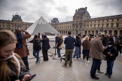 epa13315304 Visitors wait outside as protesters block the entrance to the Louvre Museum to express their 'support' for the high school students' movement in Paris, France, 19 October 2026, two days after demonstrations and riots took place alongside nationwide cost-of-living protests.  EPA/CHRISTOPHE PETIT TESSON