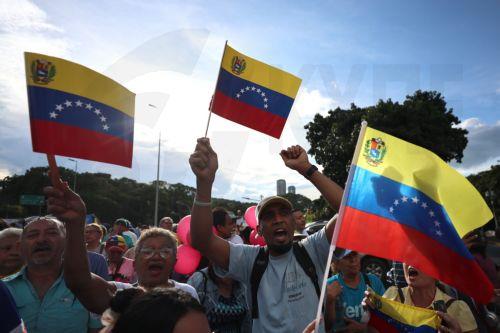 epa13324264 People participate in a Venezuelan opposition rally to demand an election schedule and presidential elections for 2027, organized by the Vente Venezuela (VV) party in Caracas, Venezuela, 22 October 2026.  EPA/MIGUEL GUTIERREZ