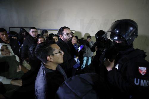epa13324469 People talk with members of the Ecuadorian Police outside El Inca Prison in Quito, Ecuador, 22 October 2026. At least eight inmates were killed and 10 people were injured in separate attacks at two of Ecuador's main prisons, breaking a long period without killings in Ecuadorian prisons following prison interventions carried out by the government...
