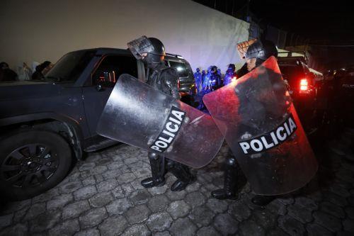 epa13324471 Members of the Ecuadorian Police are on guard outside El Inca Prison in Quito, Ecuador, 22 October 2026. At least eight inmates were killed and ten people were injured in separate attacks at two of Ecuador’s main prisons, breaking a long period without killings in Ecuadorian prisons following prison interventions carried out by the government of...