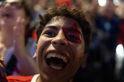 epa13332193 A supporter of Brazilian President Luiz Inacio Lula da Silva, who won the runoff election with 51.79 percent of the vote, compared to 48.21 percent for far-right Senator Flavio Bolsonaro, celebrates in Sao Paulo, Brazil, 25 October 2026.  EPA/ISAAC FONTANA