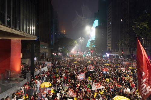 epa13332192 Supporters of Brazilian President Luiz Inacio Lula da Silva, who won the runoff election with 51.79 percent of the vote, compared to 48.21 percent for far-right Senator Flavio Bolsonaro, celebrate in Sao Paulo, Brazil, 25 October 2026.  EPA/ISAAC FONTANA