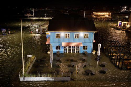 epa13332213 High tide at Cafe Marina in Hvide Sande, West Jutland, Denmark, 26 October 2026. The Danish Meteorological Institute (DMI) issued a warning of elevated water levels along Denmark’s west coast, including Hvide Sande.  EPA/Astrid Dalum  DENMARK OUT
