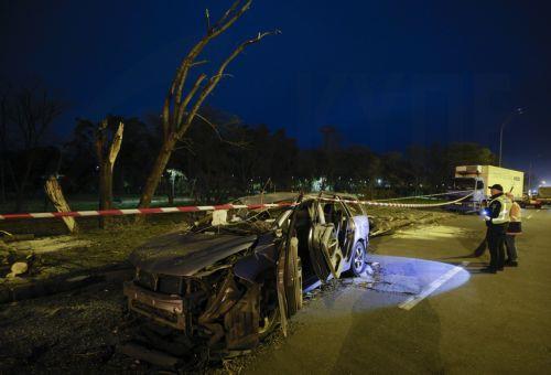epa13333640 Ukrainian police officers inspect the site of a Russian missile strike on a road in a residential area in Kyiv, Ukraine, 27 October 2026, amid the ongoing Russian invasion. At least one person died, and 10 others were injured during the overnight Russian ballistic missile attack, according to the State Emergency Service report.  EPA/SERGEY...