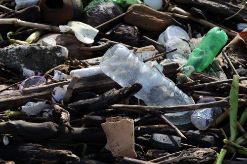 epa13333733 A pile of plastic and wooden waste covers a riverbank in Banda Aceh, Indonesia, 27 October 2026. Plastic waste washed down from residential areas via local rivers accumulates along coastal banks before flowing into the sea.  EPA/HOTLI SIMANJUNTAK