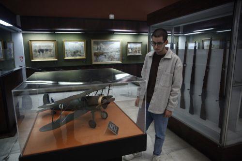 Ένας άνδρας στέκεται δίπλα από ομοίωμα αεροσκάφους Gloster Glatiator, αγγλικής κατασκευής που χρησιμοποιήθηκε από την Ελληνική Πολεμική αεροπορία στον Ελληνο-ιταλικό πόλεμο 1940-1941, στο Πολεμικό Μουσείο, στην Αθήνα Τρίτη 27 Οκτωβρίου 2026 (δημοσιεύεται Τετάρτη 28 Οκτωβρίου 2026). Ο πρόεδρος του Πολεμικού Μουσείου Κωνσταντίνος Καραμεσίνης μίλησε σε...