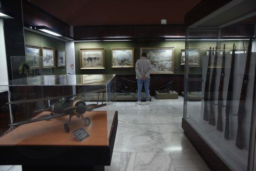 Ένας άνδρας στέκεται μέσα σε μια από τις αίθουσες με τα εκθέματα του Β' Παγκοσμίου πολέμου, στο Πολεμικό Μουσείο, στην Αθήνα Τρίτη 27 Οκτωβρίου 2026 (δημοσιεύεται Τετάρτη 28 Οκτωβρίου 2026). Ο πρόεδρος του Πολεμικού Μουσείου Κωνσταντίνος Καραμεσίνης μίλησε σε συνέντευξή του στο ΑΠΕ-ΜΠΕ, υπογραμίζοντας ότι το Πολεμικό Μουσείο, ως θεματοφύλακας της ιστορικής...