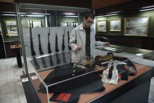 Ένας άνδρας στέκεται πίσω από τις μεγάλες στολές του Στρατάρχη Αλέξανδρου σε μια από τις αίθουσες με τα εκθέματα του Β' Παγκοσμίου πολέμου, στο Πολεμικό Μουσείο, στην Αθήνα Τρίτη 27 Οκτωβρίου 2026 (δημοσιεύεται Τετάρτη 28 Οκτωβρίου 2026). Ο πρόεδρος του Πολεμικού Μουσείου Κωνσταντίνος Καραμεσίνης μίλησε σε συνέντευξή του στο ΑΠΕ-ΜΠΕ, υπογραμίζοντας ότι το...