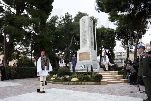 (Ξένη Δημοσίευση). Ο  Πρόεδρος της Δημοκρατίας, Κωνσταντίνος Τασούλας καταθέτει στεφάνι στο Ηρώο του Γ΄ Σώματος Στρατού, λίγο πριν ξεκινήσει η στρατιωτική παρέλαση για την επέτειο της 28ης Οκτωβρίου 1940, στη Θεσσαλονίκη, Τετάρτη 28 Οκτωβρίου 2026. Με τη μεγάλη στρατιωτική παρέλαση στη Θεσσαλονίκη, ενώπιον του Προέδρου της Δημοκρατίας Κωνσταντίνου Τασούλα...