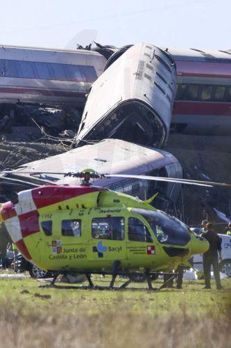 epa13336256 Rescue team members arrive at the scene where two high-speed trains (AVE in Spanish symbols), one of Renfe and another of Iryo, that have crashed in the village of Urda, Toledo, Spain, 28 October 2026. At least ten people have been killed, Spanish media reported.  EPA/ISMAEL HERRERO