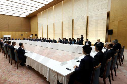 epa13336350 German Chancellor Friedrich Merz and Japanese Prime Minister Sanae Takaichi attend a meeting with business representatives at the prime minister's official residence in Tokyo, Japan, 28 October 2026. Merz, accompanied by a business delegation, is currently on a trip to Singapore, Japan and South Korea until 30 October.  EPA/KIYOSHI OTA / POOL