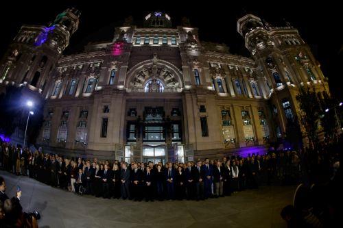epaselect epa13337496 Mayor of Madrid Jose Luis Martinez-Almeida with other members of the municipal government team and representatives of political groups, attends a minute of silence in memory of the victims of the tragic train accident in the province of Toledo, in Madrid, Spain, 28 October 2026. At least 68 people have been killed in the accident,...