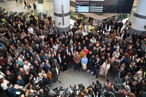 epa13338901 Workers, passengers and officials observe a minute of silence in memory of the victims of the Urda train crash, at Atocha railway station in Madrid, Spain, 29 October 2026. The death toll of Urda train crash has risen to 69, reported Castilla-La Mancha's regional president. In addition to train traffic between Madrid and Andalusia were canceled...