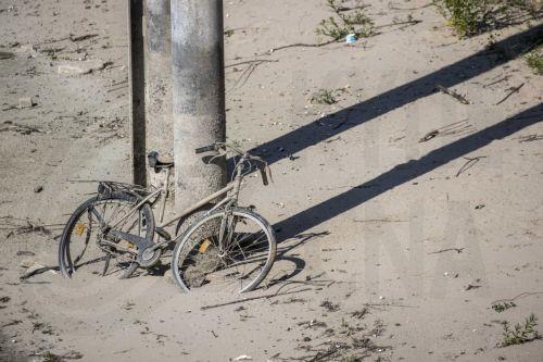epa10104357 The wreck of a bicycle has become visible due to the low water level in the harbor of Lobith in the Rhine, the Netherlands, 03 August 2022. Shipping on all major rivers except the Meuse suffers from reduced navigation depths because the water level continues to drop due to a drought.  EPA/VINCENT JANNINK