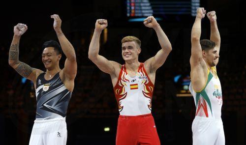 epa10132168 Wnner Marios Georgiou (L) of Cyprus, third placed Joel Plata (C) of Spain and second placed Robert Tvorogal of Lithuania celebrate at the end of the men's final on the Horizontal Bar during the Artistic Gymnastics events at the European Championships Munich 2022, Munich, Germany, 21 August 2022. The championships will feature nine Olympic...