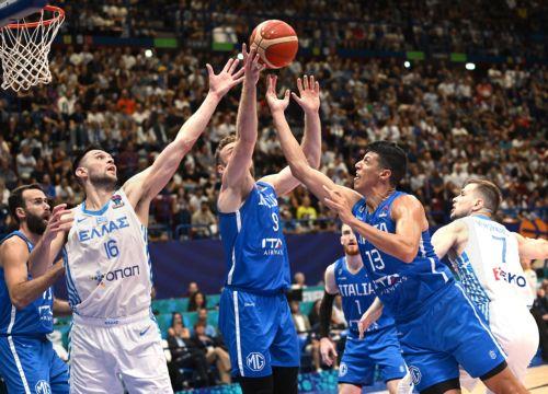 epa10158183 Greeceâ€™s Kostas Papanikolaou (L) and Italyâ€™s Nicolo' Melli (C) and teammate Simone Fontecchio struggle for the ball during the FIBA EuroBasket 2022 group C stage match between Greece and Italy at the Assago Forum, in Assago, near Milan, Italy, 03 September 2022.  EPA/DANIEL DAL ZENNARO
